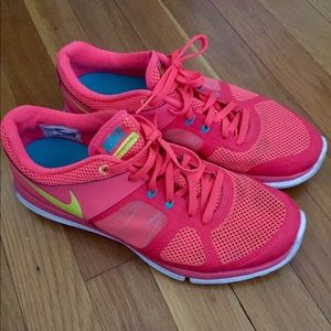 Hot pink/coral Nike Flex 2014 Run